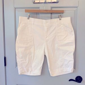 Gloria Vanderbilt white shorts